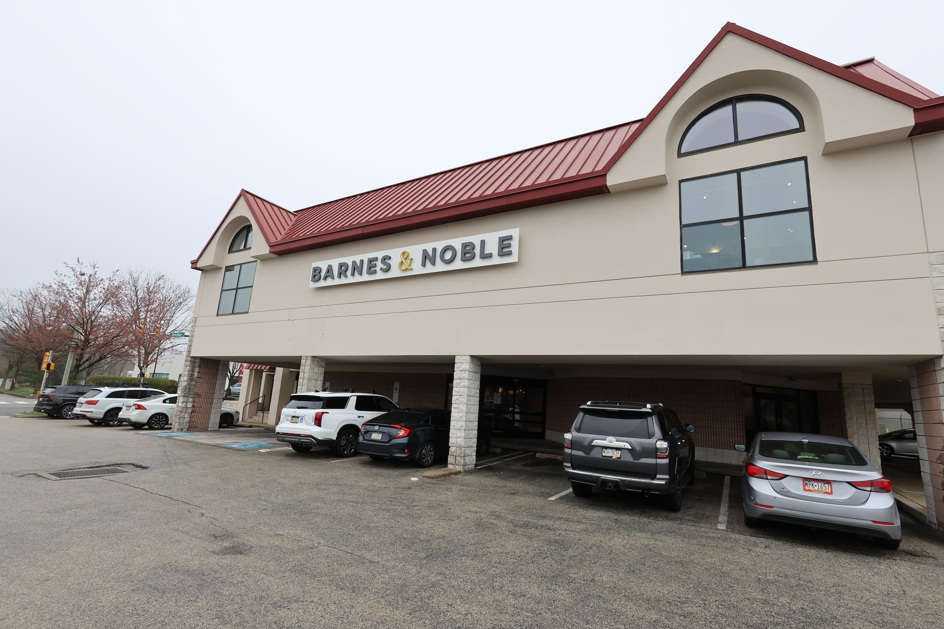 Barnes and Noble storefront exterior