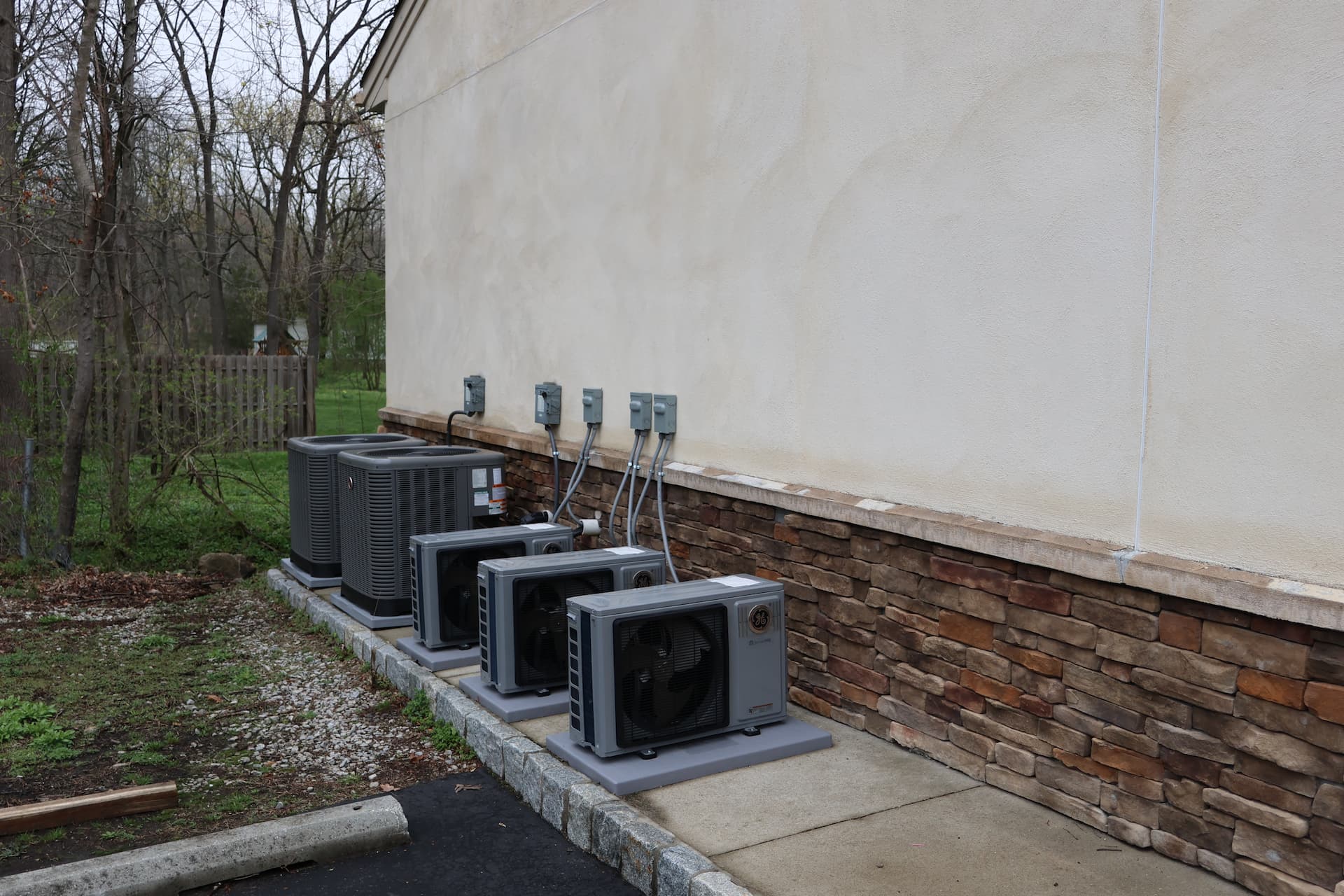 St George Hunt Veterinary Hospital exterior units